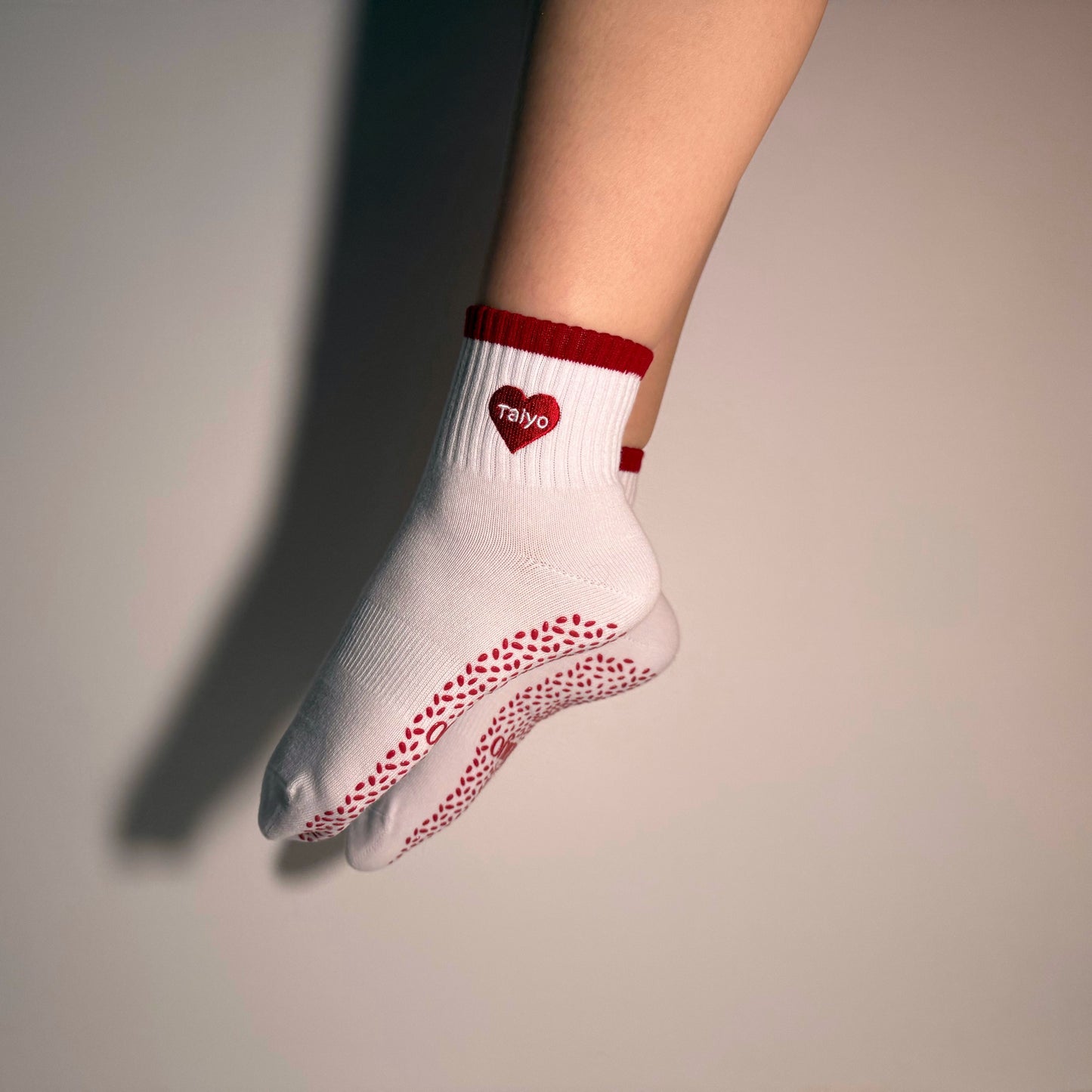 גרבי פילאטיס לנשים דגם HeartU בצבע לבן עם לב אדום, סוליה מונעת החלקה, מתאימות לפילאטיס ויוגה.